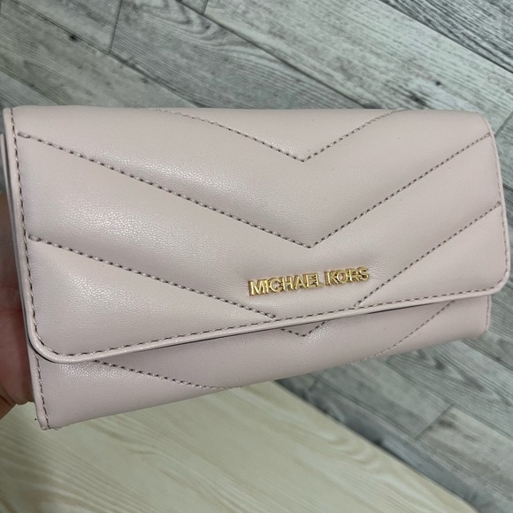 Michael Kors Quilted Powder Blush Trifold Wallet - Picture 2 of 6